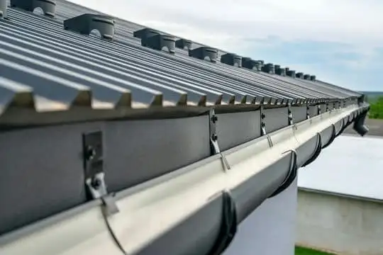 Od czego zależy sprawność działania dachowego systemu rynnowego