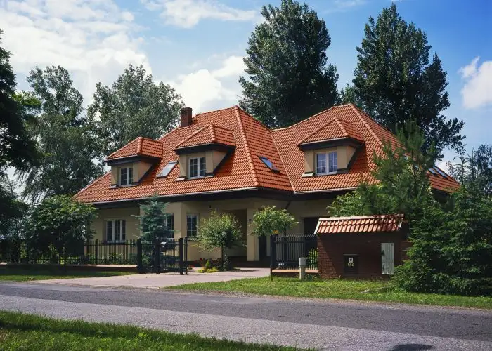 Zalety pokrycia dachu blachodachówką