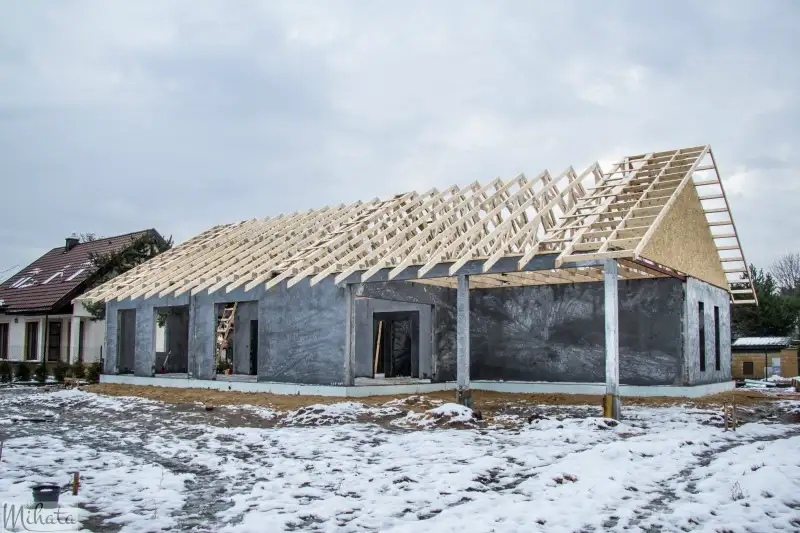 Budowa dachu z dachówki ceramicznej